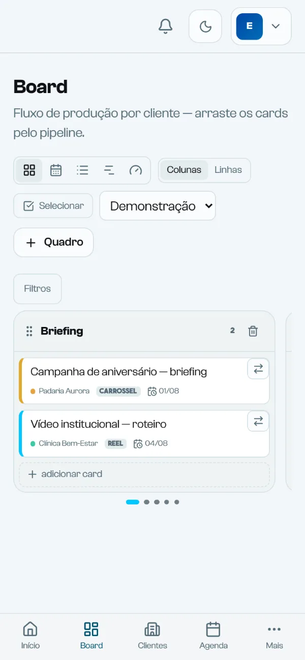 AGX Hub no celular: quadro de produção na coluna Briefing, com dois cards identificados por cliente, formato e prazo.