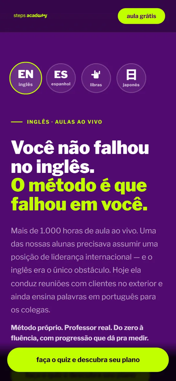 Site da Steps Academy no celular: seletor de idiomas e a chamada principal sobre aulas ao vivo.